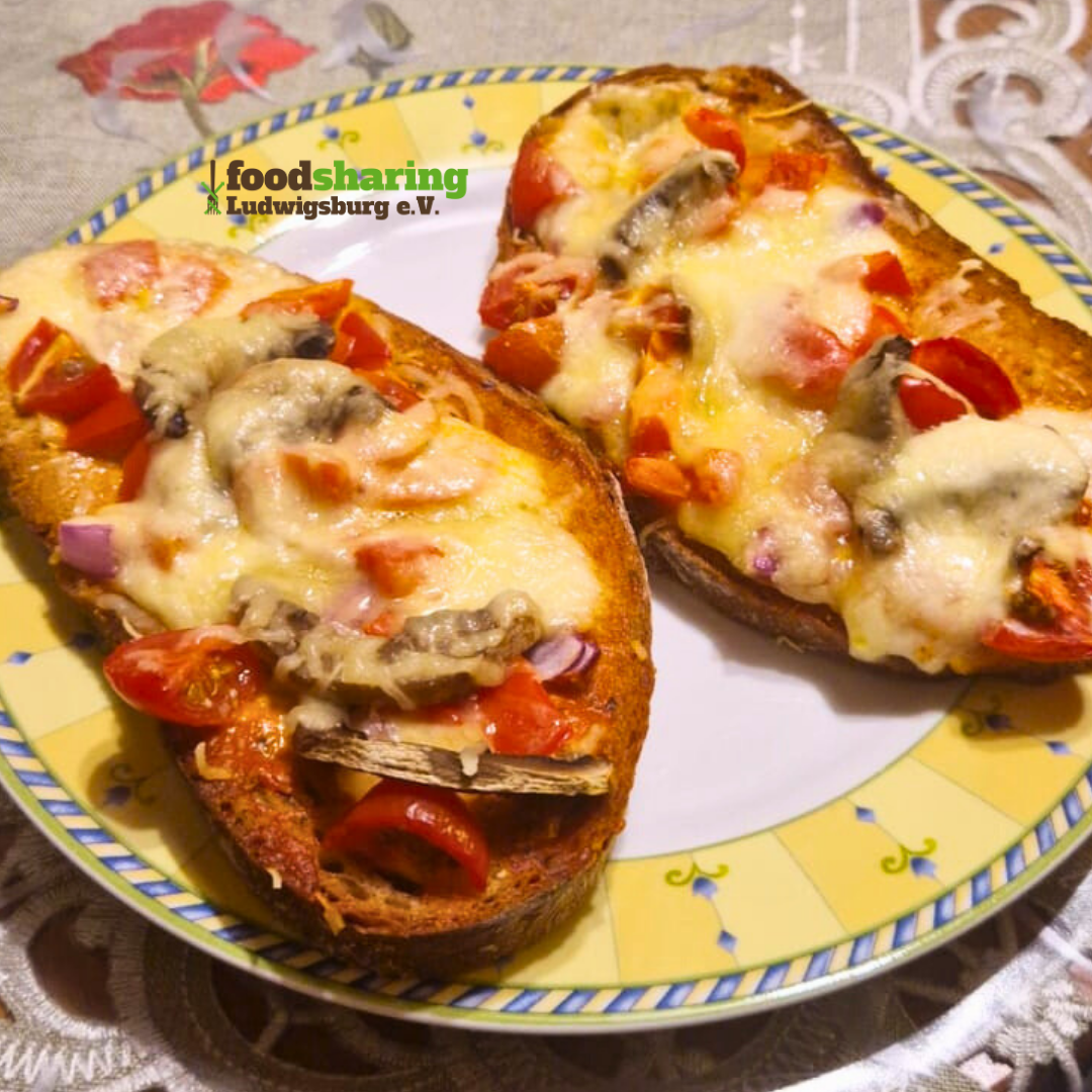 Brotpizza mit gerettetem Brot und weiteren Zutaten